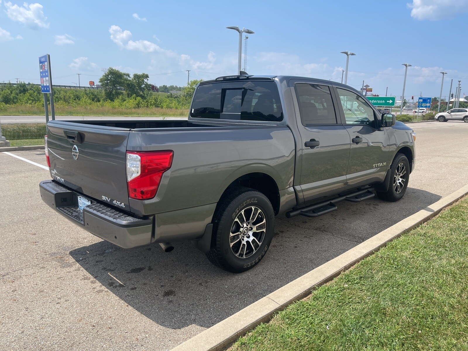 2022 Nissan Titan SV photo 3