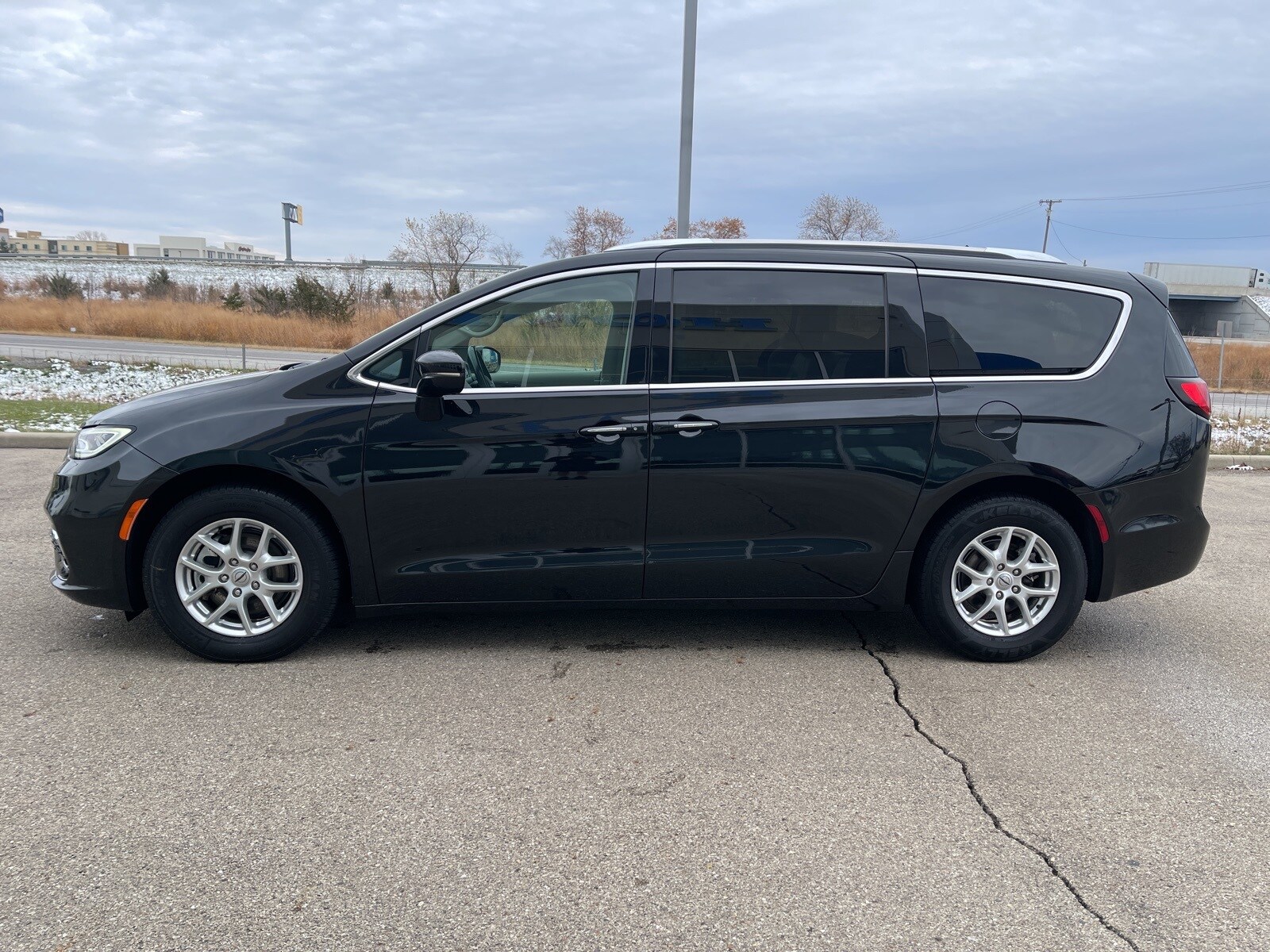 2021 Chrysler Pacifica Touring L photo 2