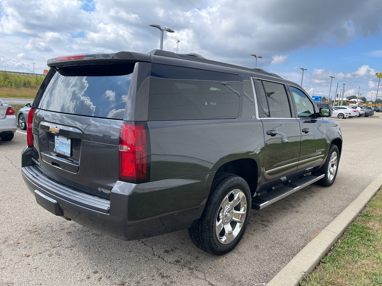 2016 Chevrolet Suburban LT photo 3