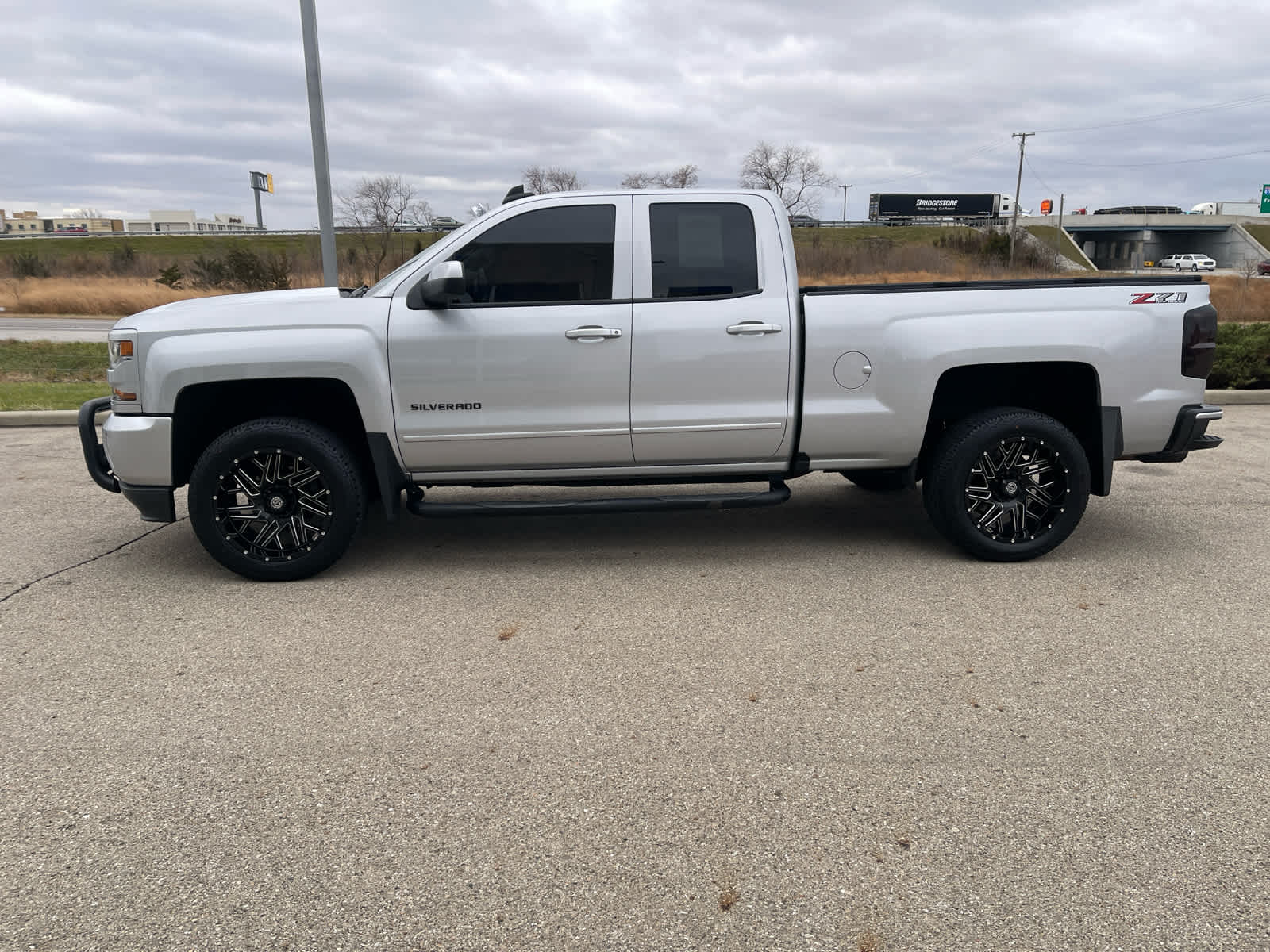 2018 Chevrolet Silverado 1500 LT photo 2