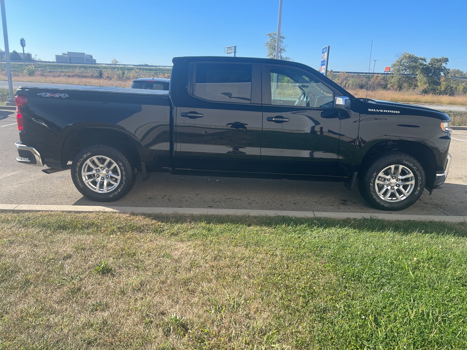 2020 Chevrolet Silverado 1500 LT photo 2
