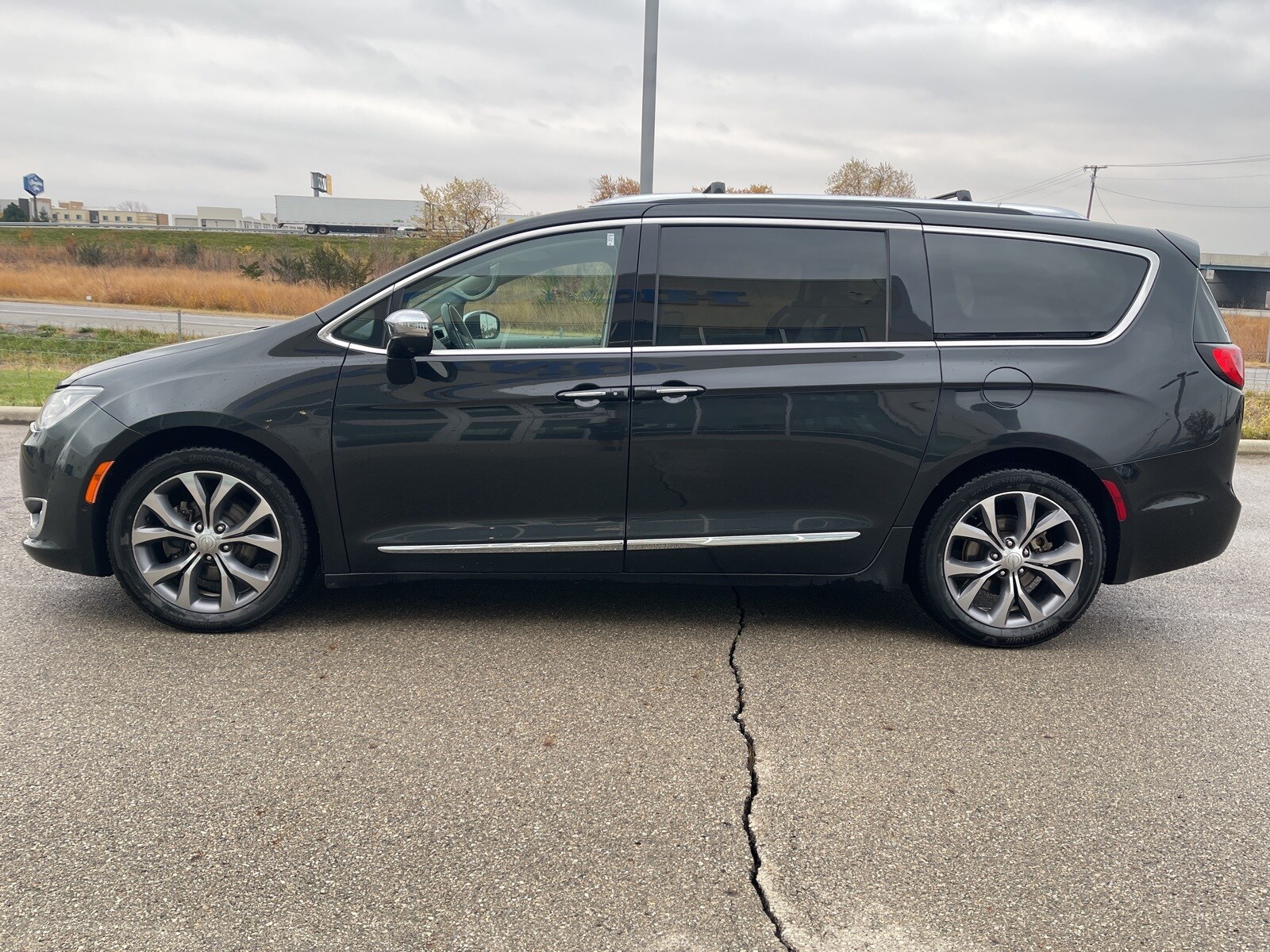 2017 Chrysler Pacifica Limited photo 2