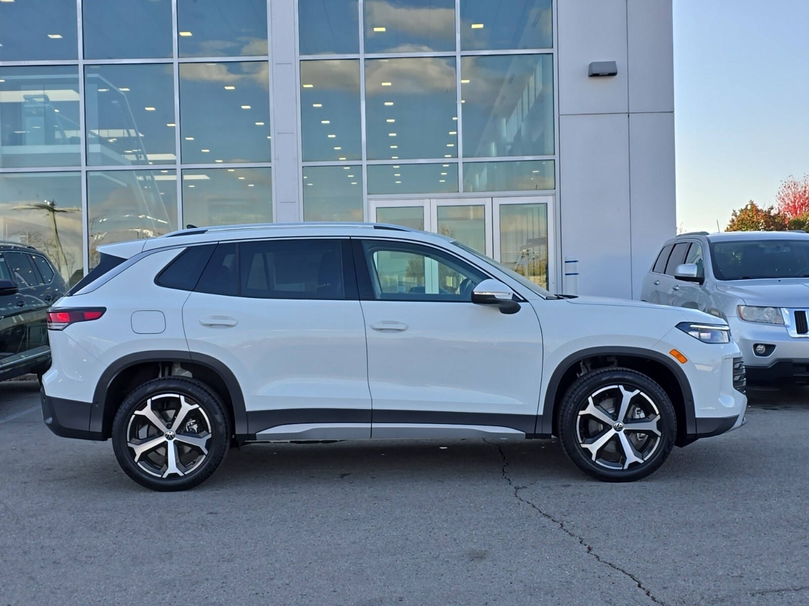 2026 Volkswagen Tiguan SE photo 2