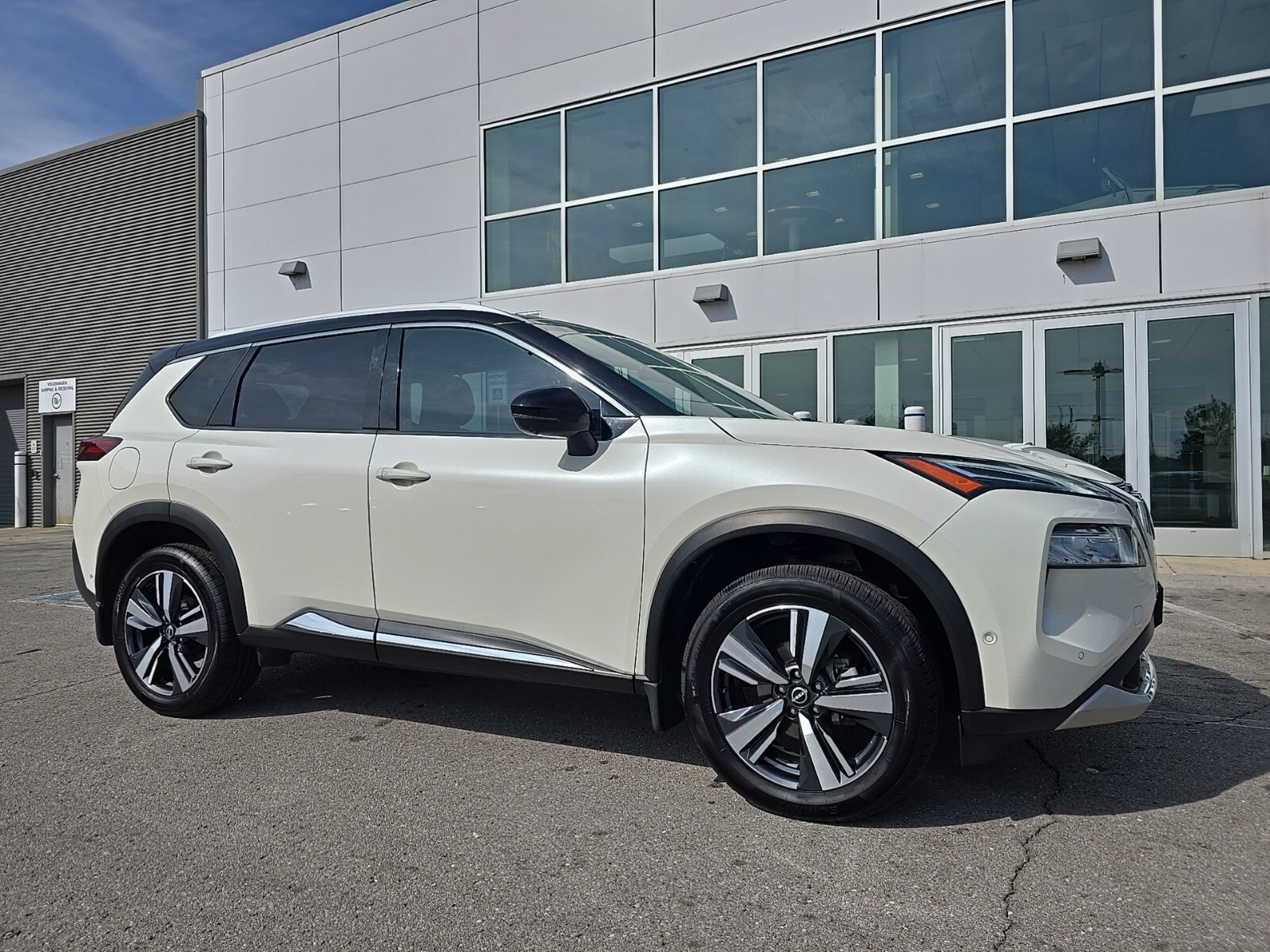 2022 Nissan Rogue Platinum photo 2
