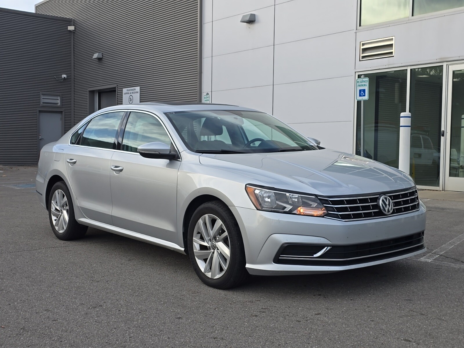 2018 Volkswagen Passat 2.0T SE photo 3