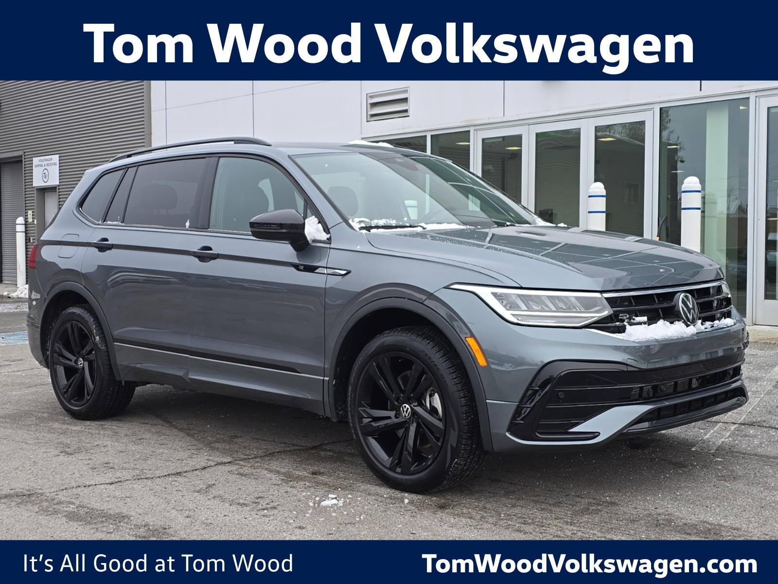 2024 Volkswagen Tiguan SE R-LINE BLACK's photo