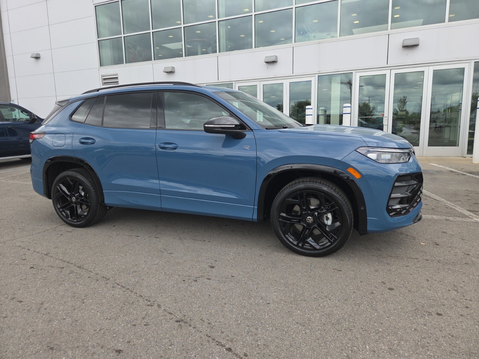 2025 Volkswagen Tiguan SE R-Line Black photo 2