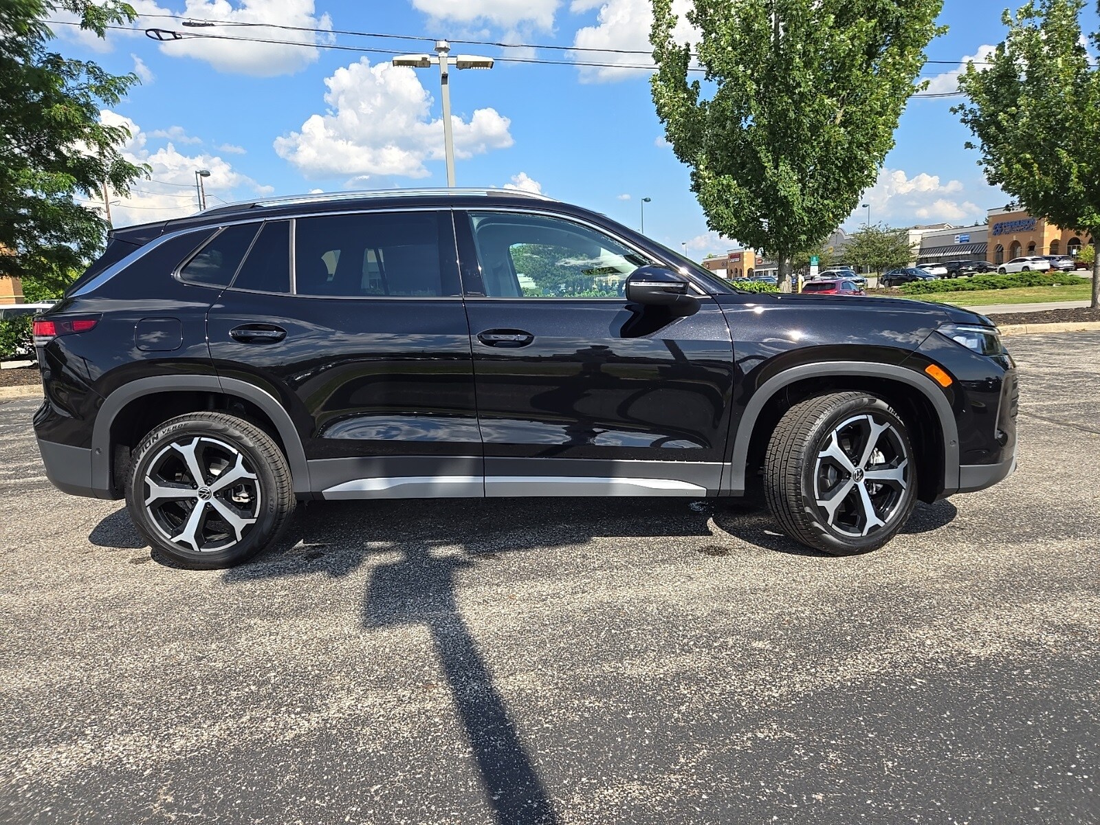2025 Volkswagen Tiguan SE photo 3