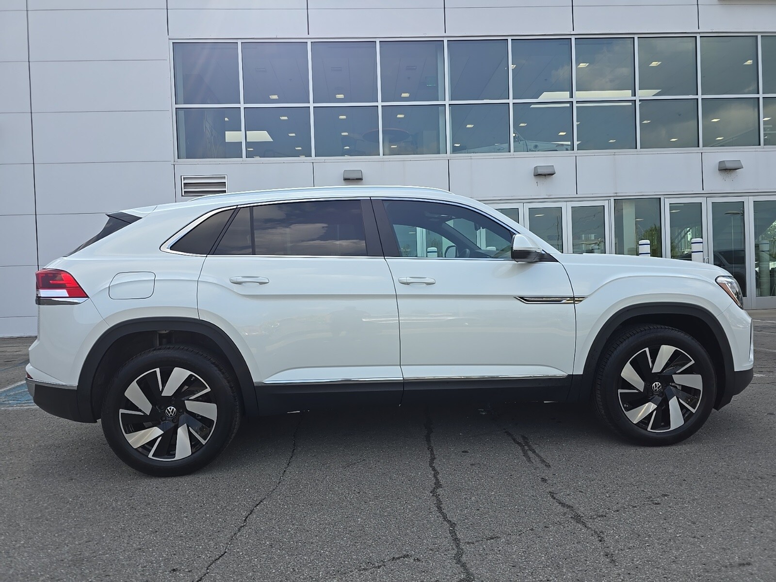 2026 Volkswagen Atlas Cross Sport SEL photo 2
