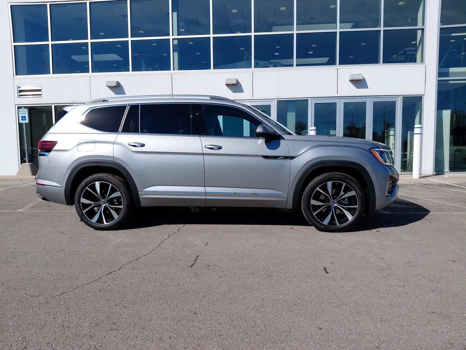 2026 Volkswagen Atlas SEL Premium R-Line photo 3