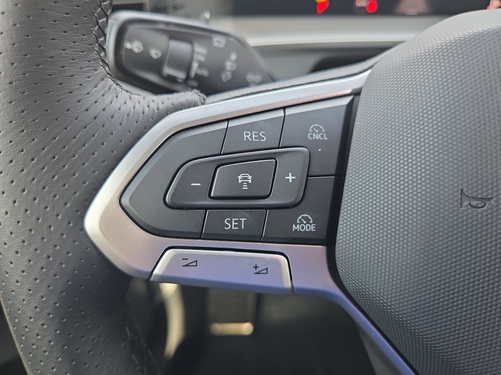 2026 Volkswagen Tiguan SE R-LINE BLACK - Photo 25