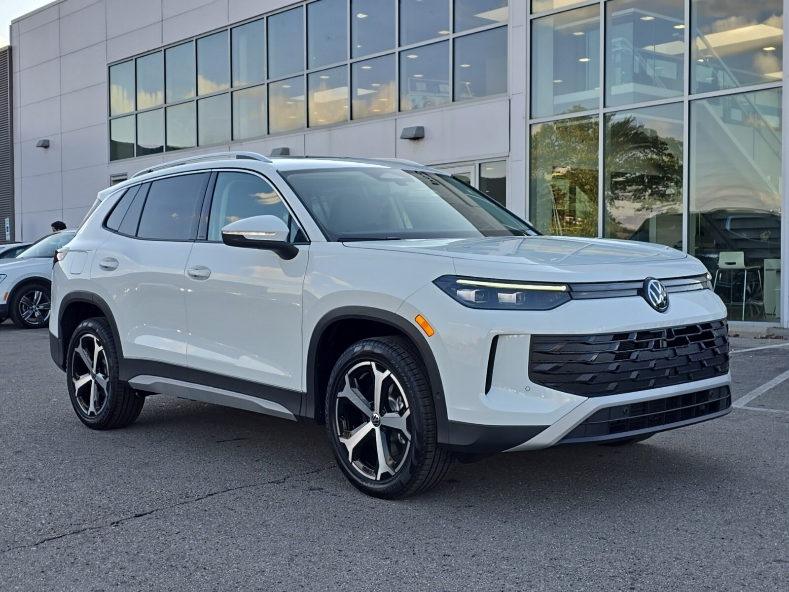 2026 Volkswagen Tiguan SE photo 3