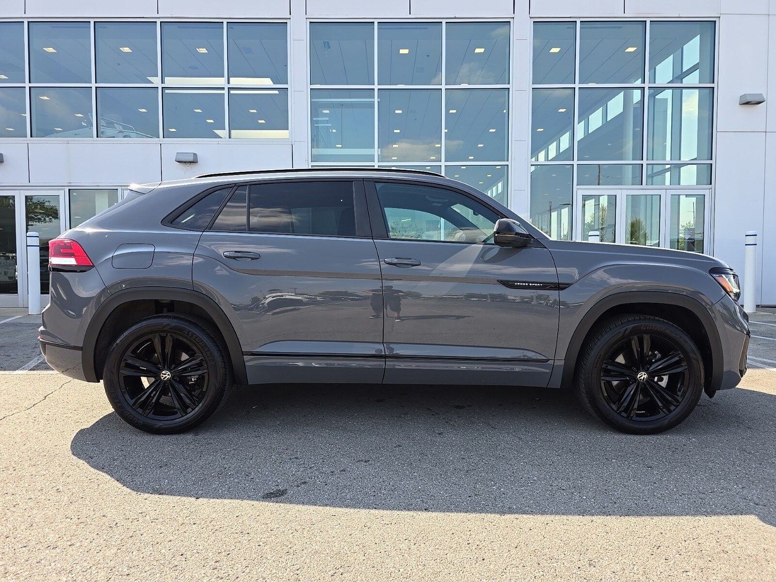 2023 Volkswagen Atlas Cross Sport V6 SEL R-Line photo 3