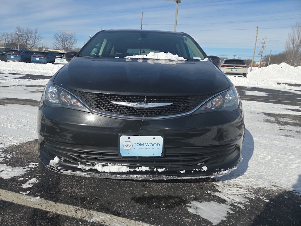 Used 2017 Chrysler Pacifica LX Minivan/Van