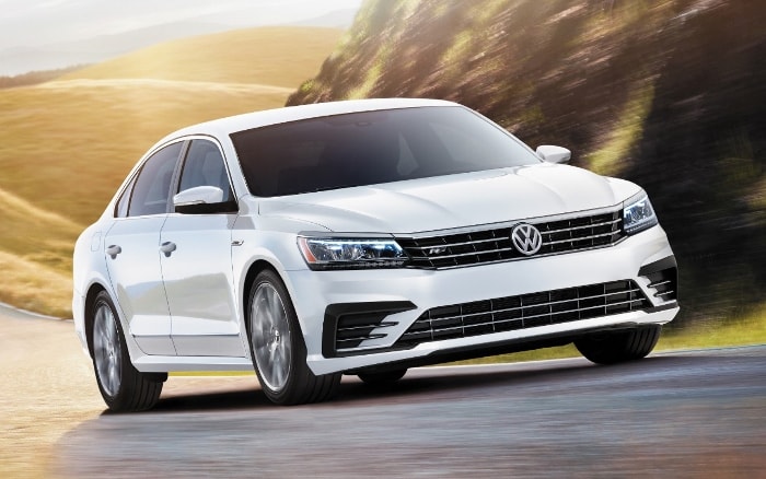 2017-Volkswagen-Passat-R-Line (700x438).jpg