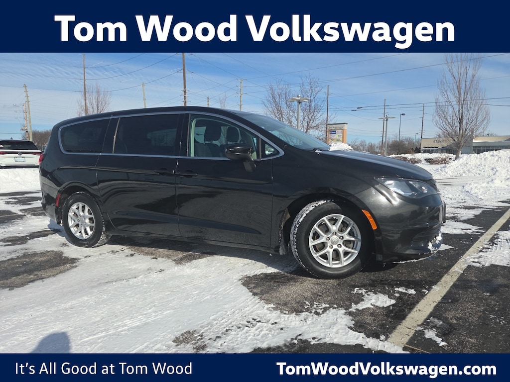 Used 2017 Chrysler Pacifica LX Minivan/Van