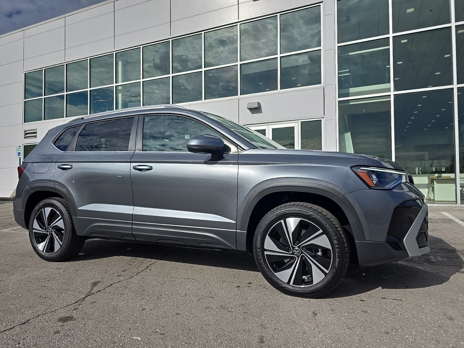 2025 Volkswagen Taos SE photo 2