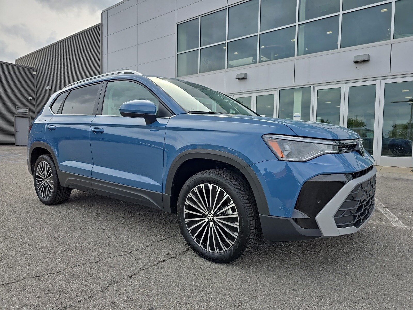 2025 Volkswagen Taos SE photo 3