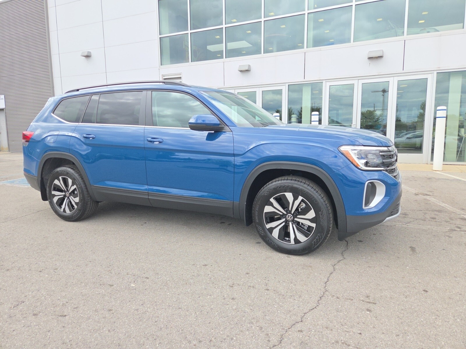 2026 Volkswagen Atlas SE photo 2