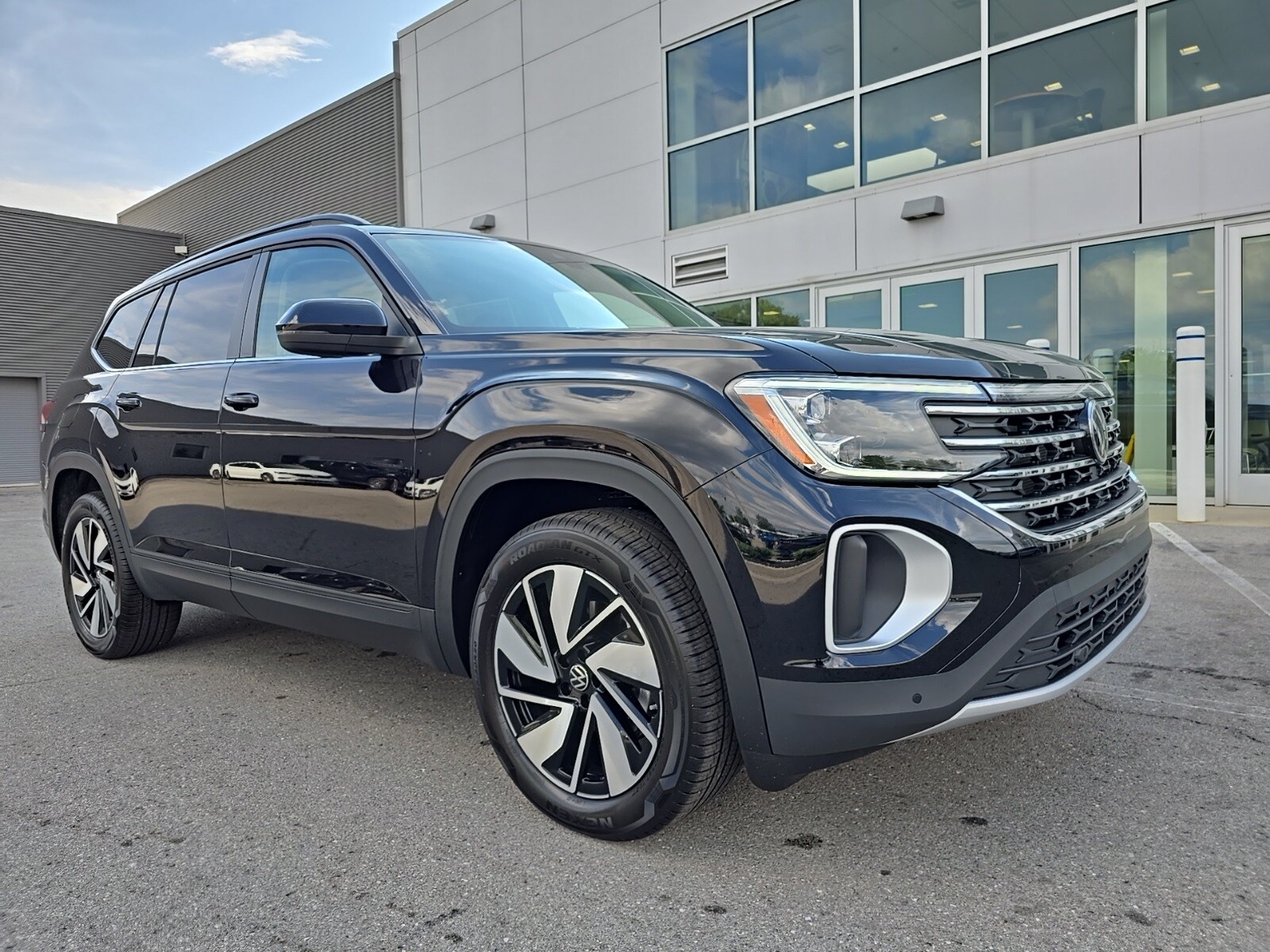 2026 Volkswagen Atlas SE Technology photo 2