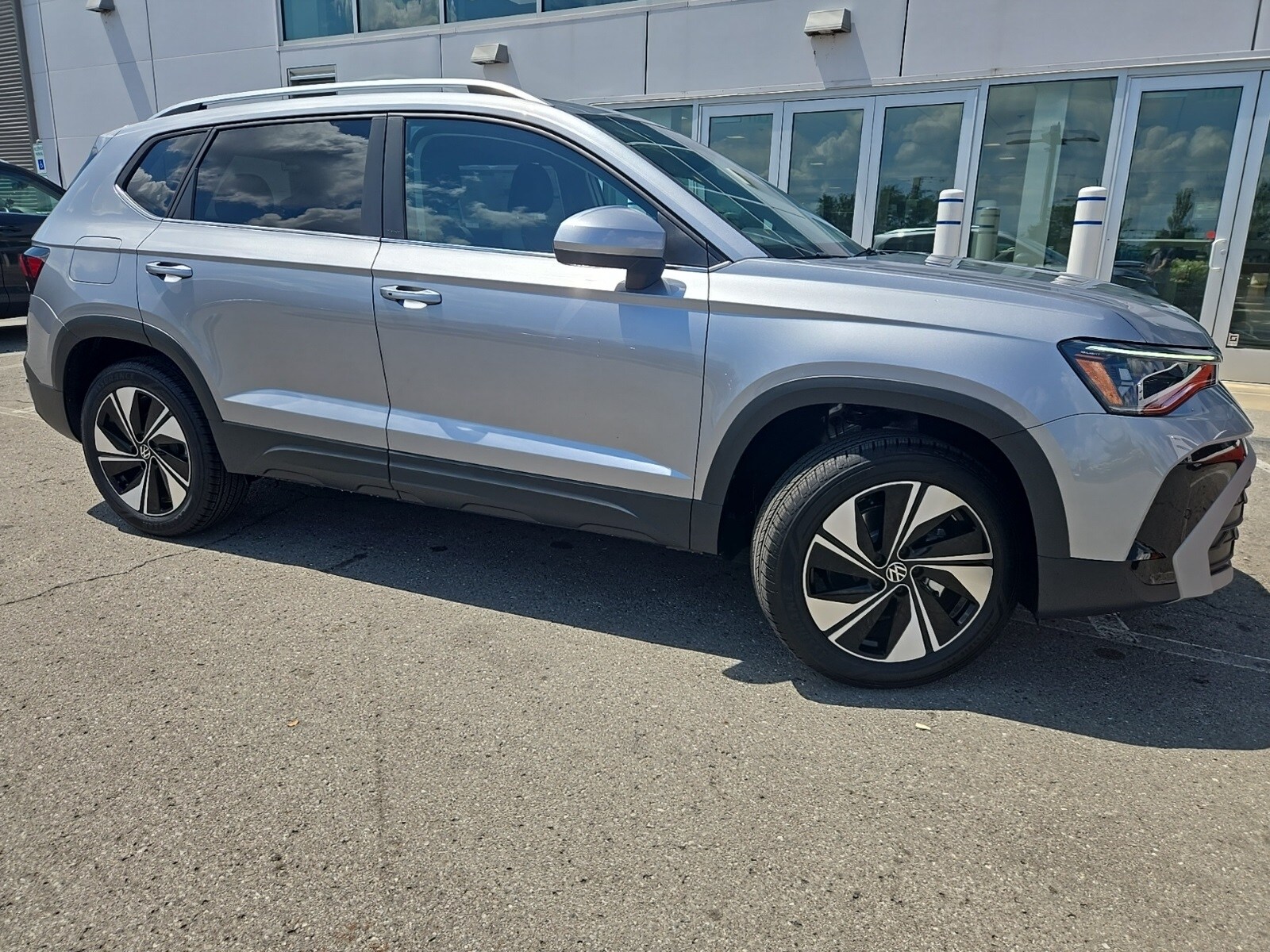 2025 Volkswagen Taos SE photo 3