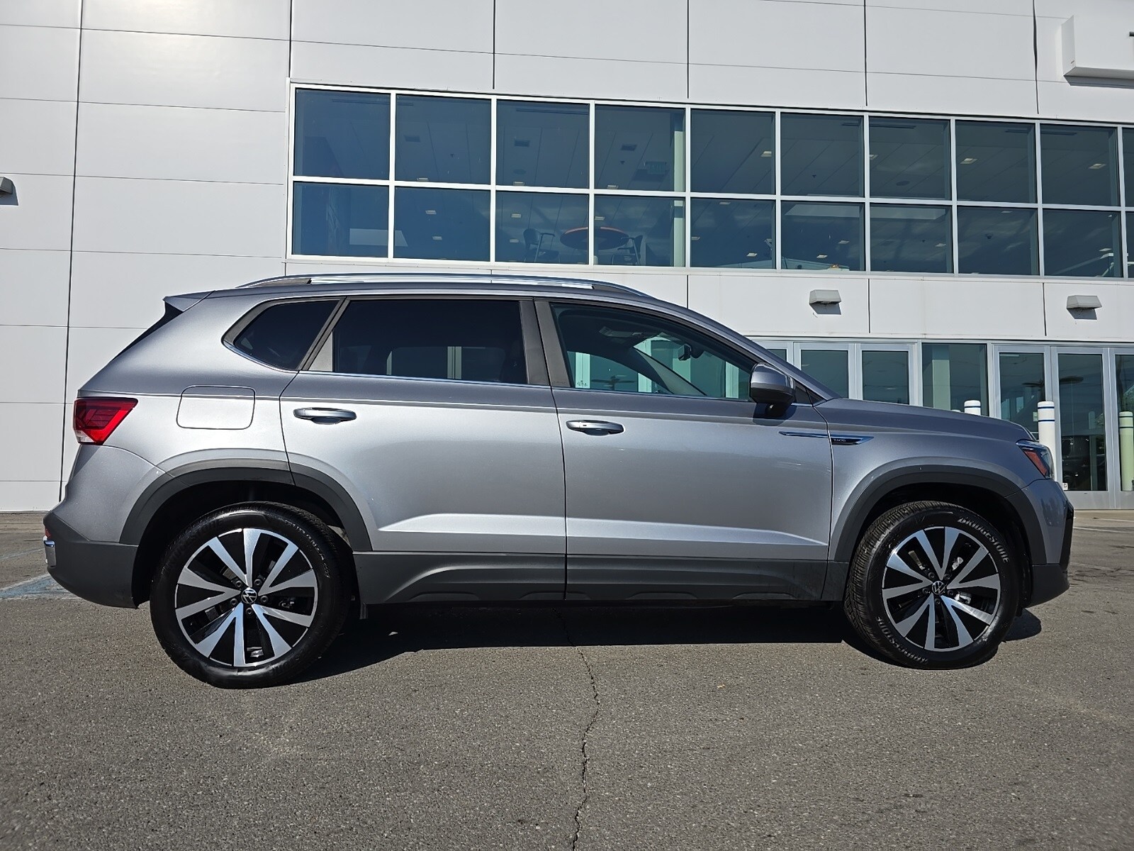 2022 Volkswagen Taos SE photo 2