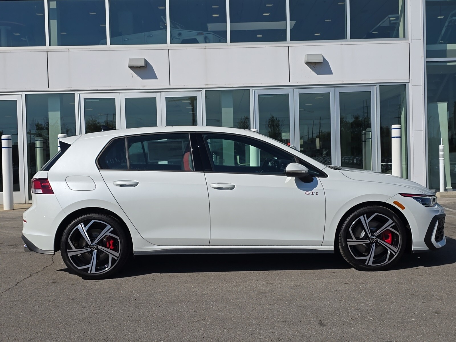 2025 Volkswagen Golf GTI SE photo 2