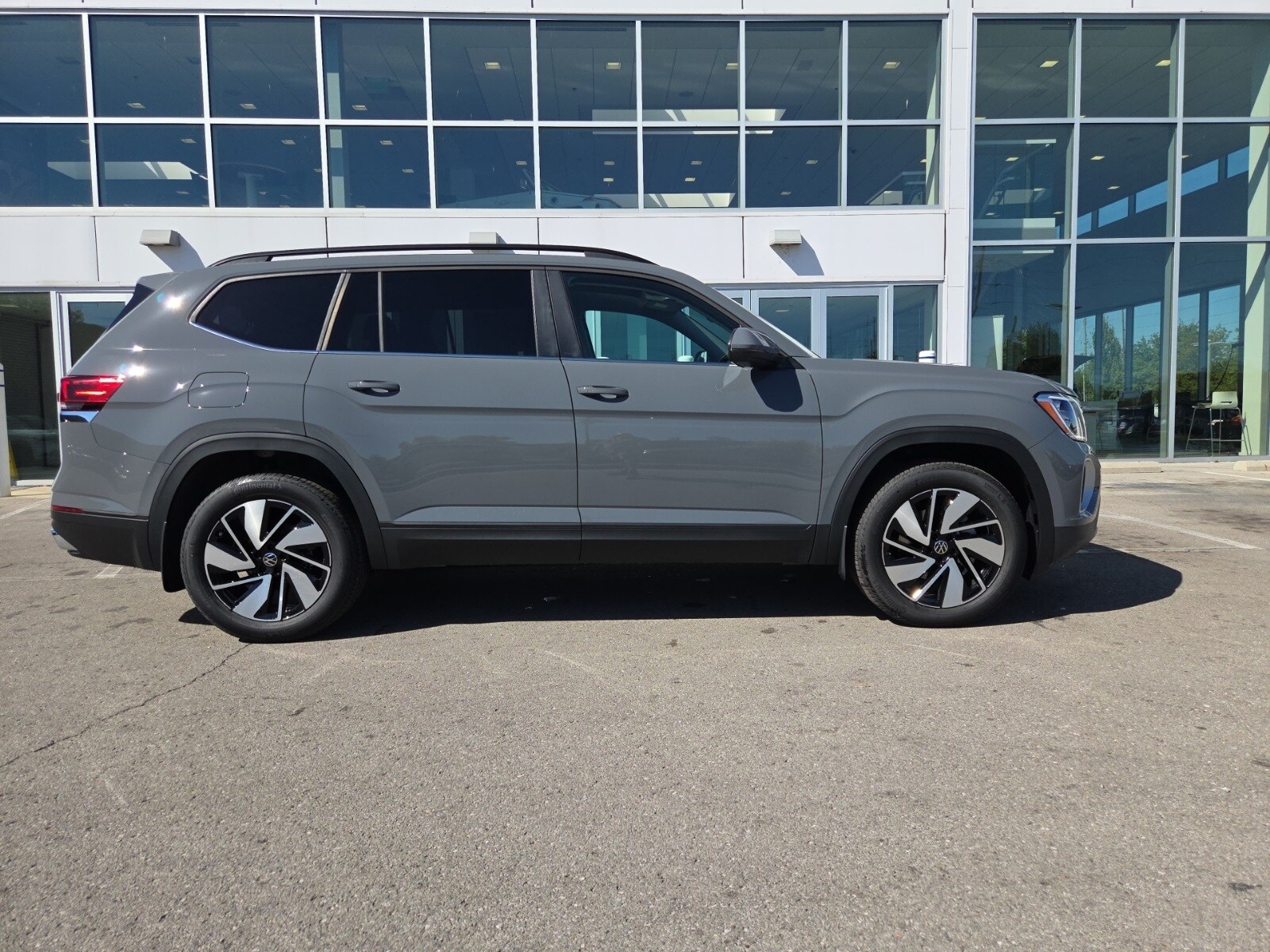 2026 Volkswagen Atlas SE Technology photo 2