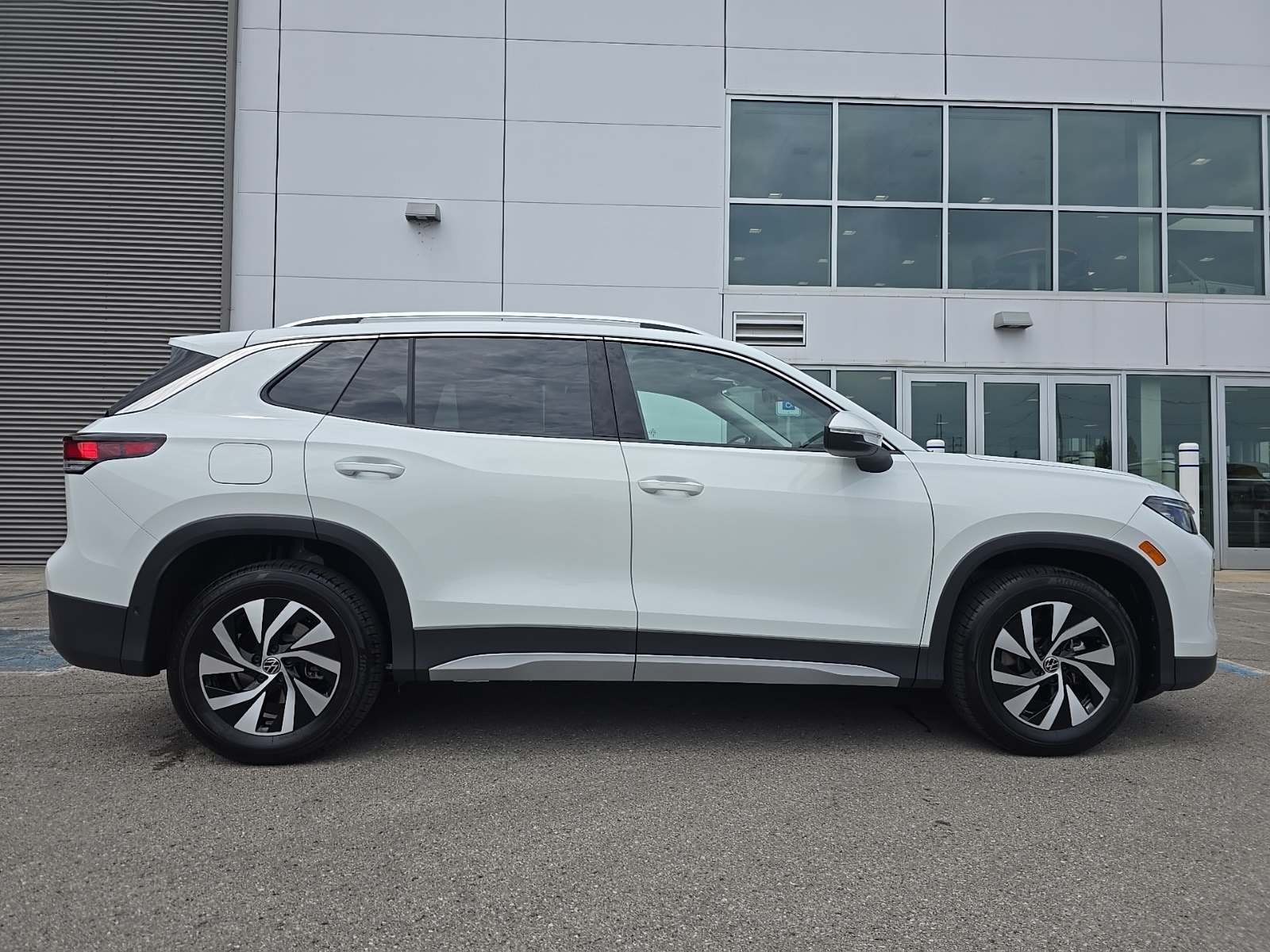 2025 Volkswagen Tiguan S photo 3