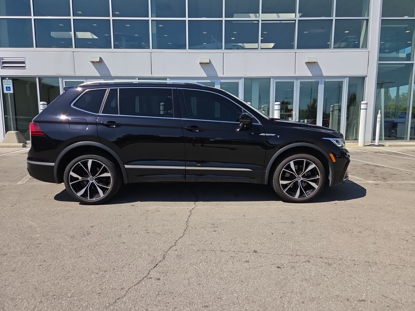 2023 Volkswagen Tiguan SEL R-Line Black photo 2