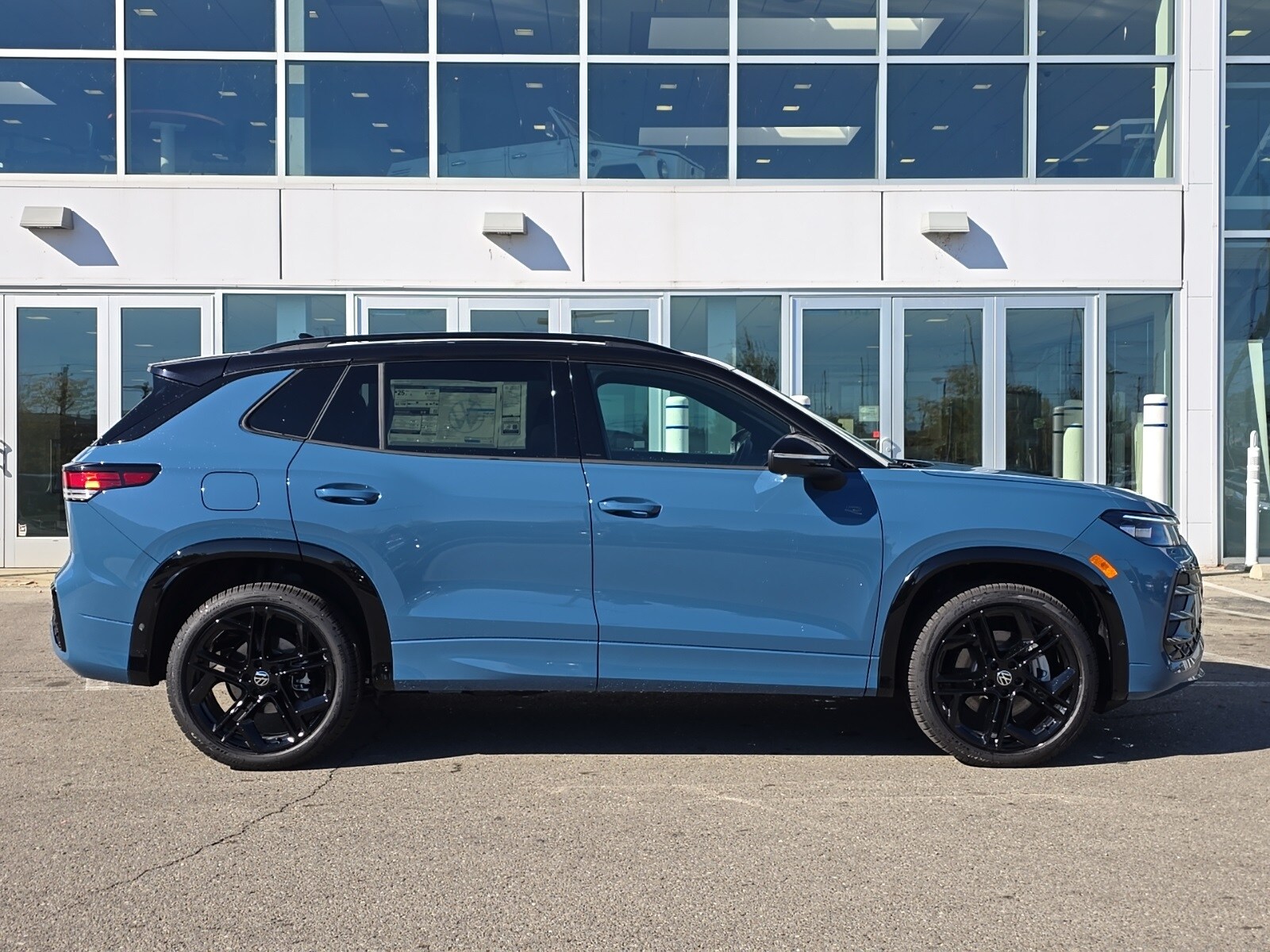 2025 Volkswagen Tiguan SE R-Line Black photo 2