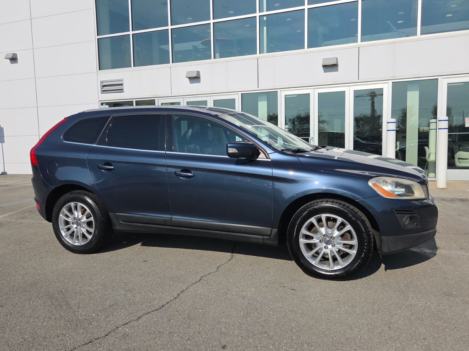 Used 2010 Volvo XC60 T6 with VIN YV4992DZ6A2105890 for sale in Indianapolis, IN