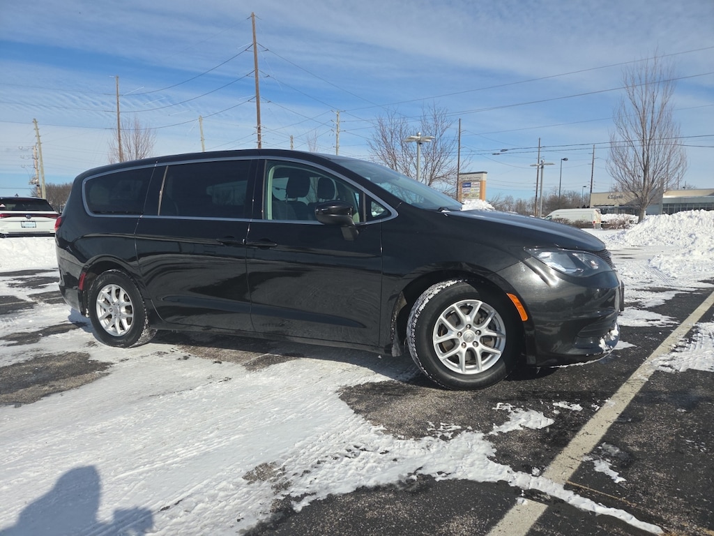 Used 2017 Chrysler Pacifica LX Minivan/Van