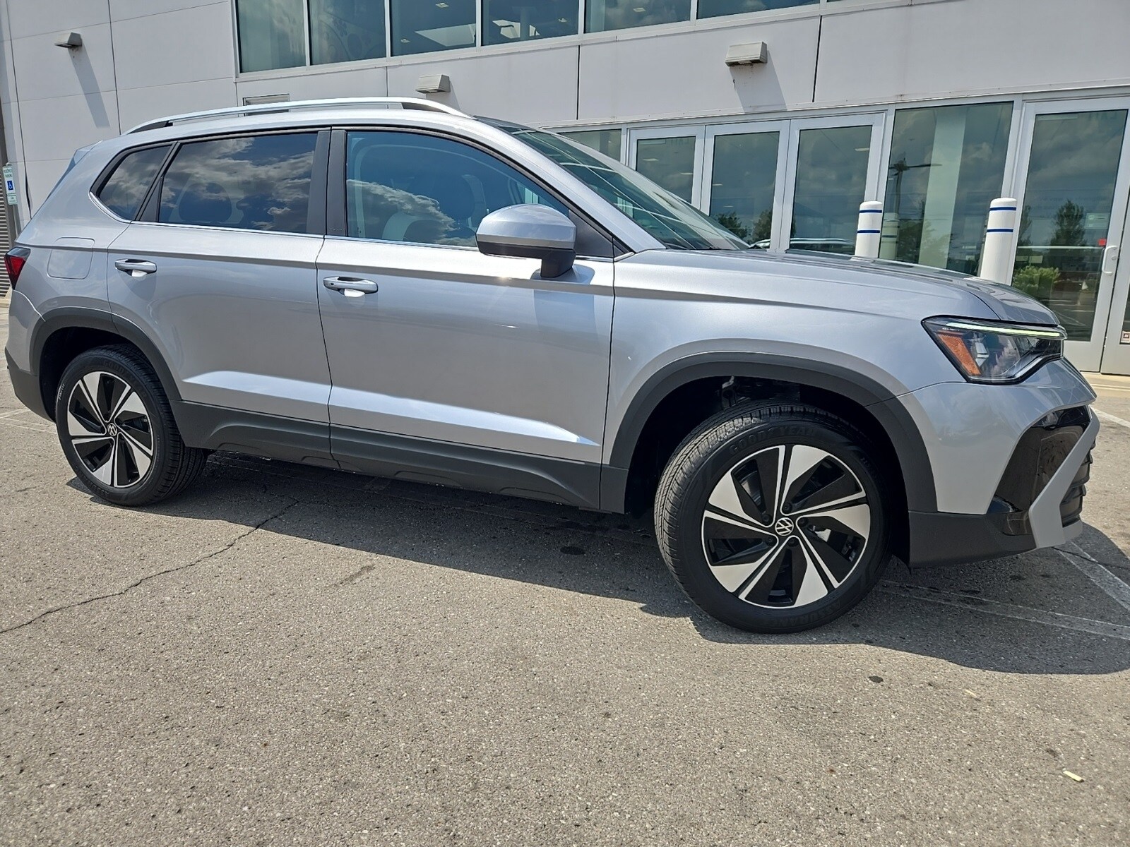 2025 Volkswagen Taos SE photo 3
