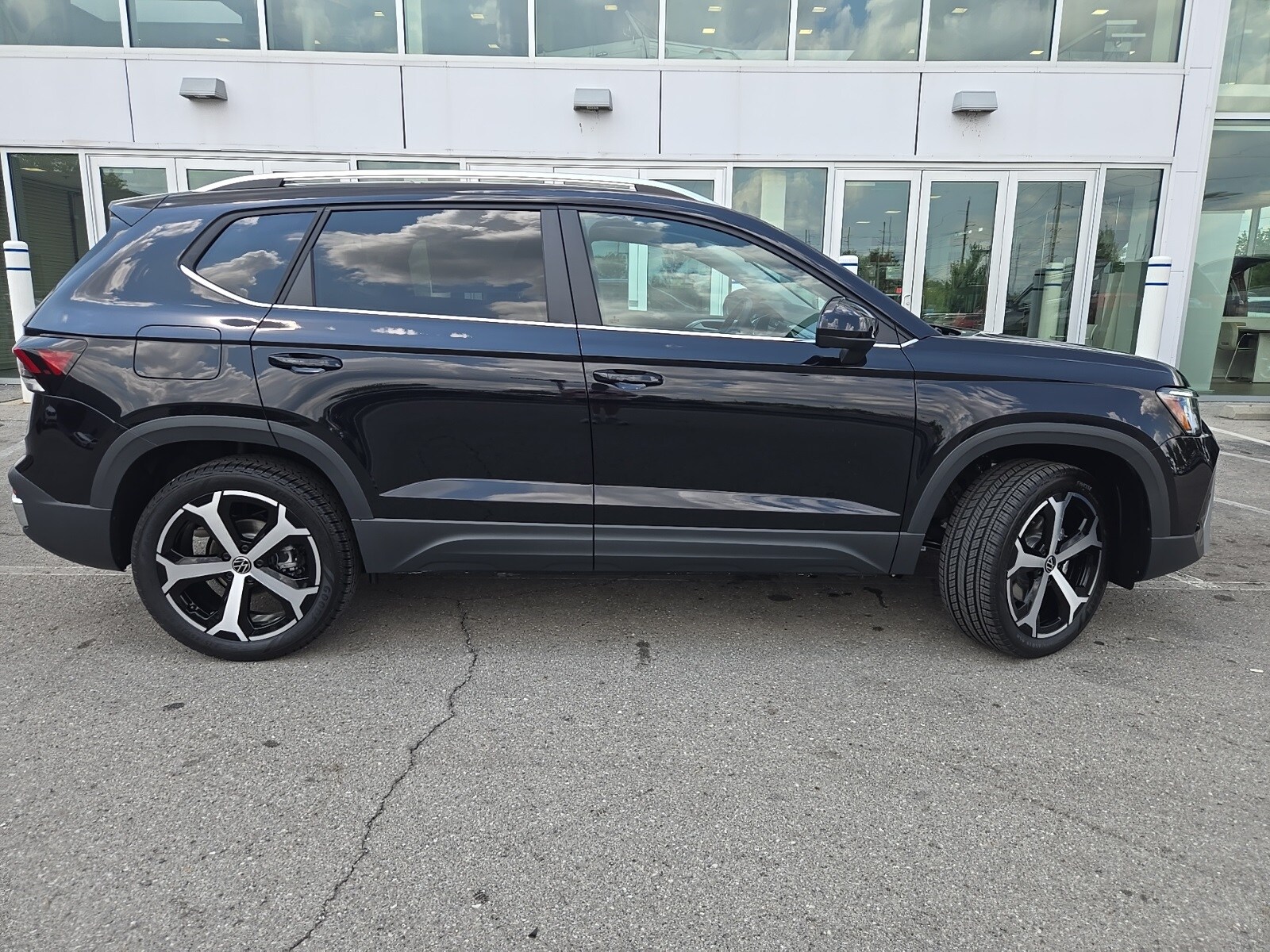 2025 Volkswagen Taos SEL photo 2
