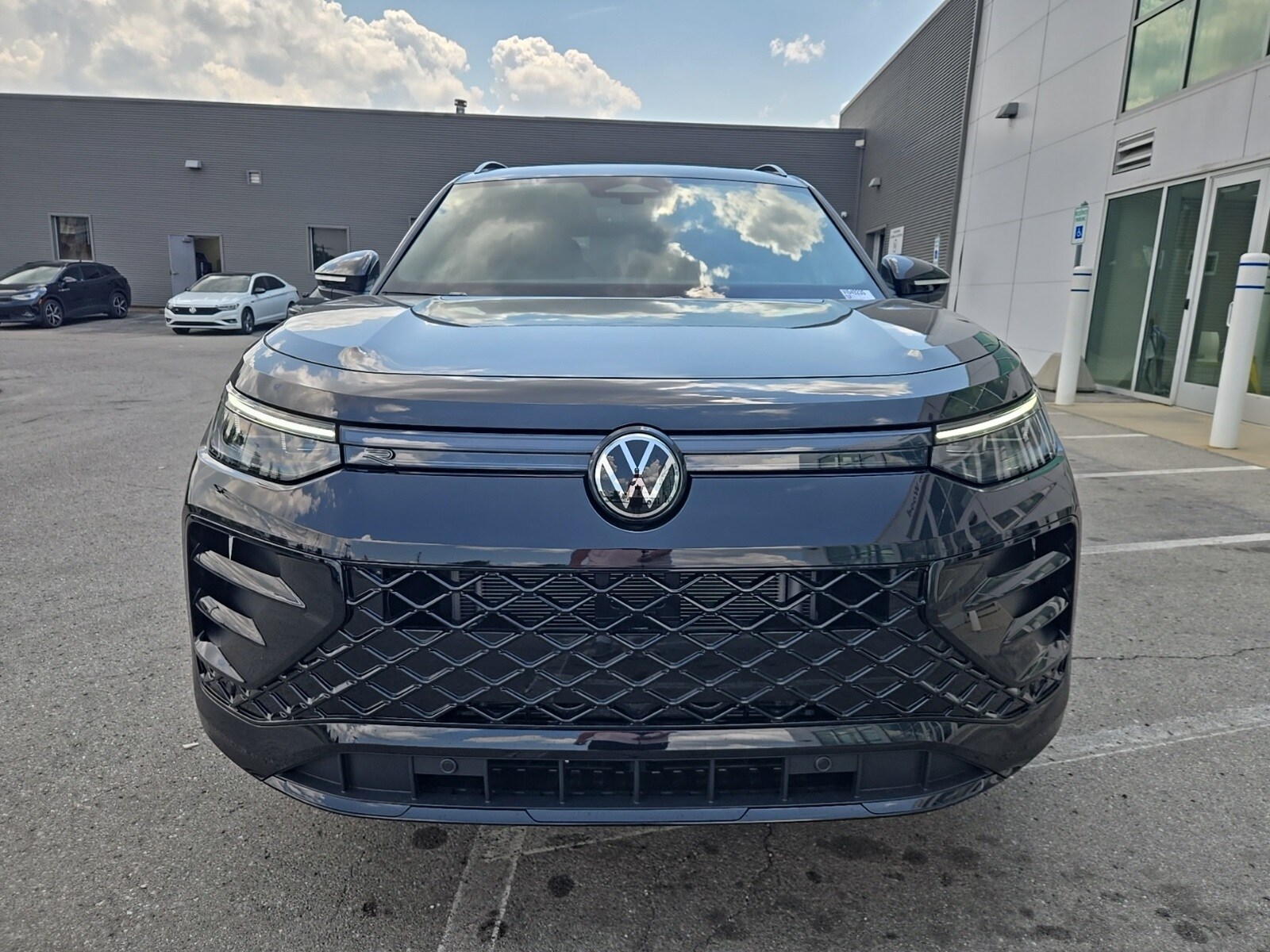 2025 Volkswagen Tiguan SE R-Line Black photo 2