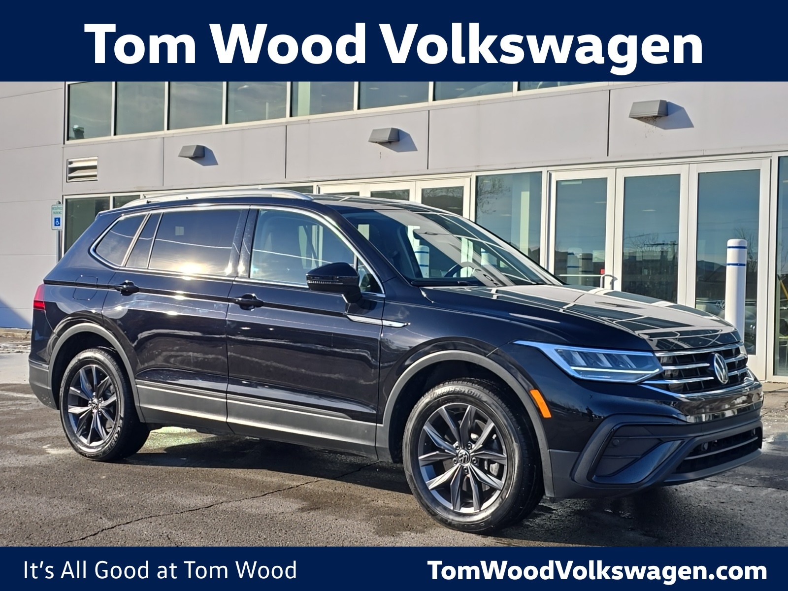 2023 Volkswagen Tiguan SE's photo