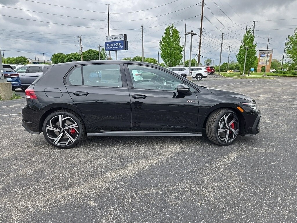 2025 Volkswagen Golf GTI SE photo 2