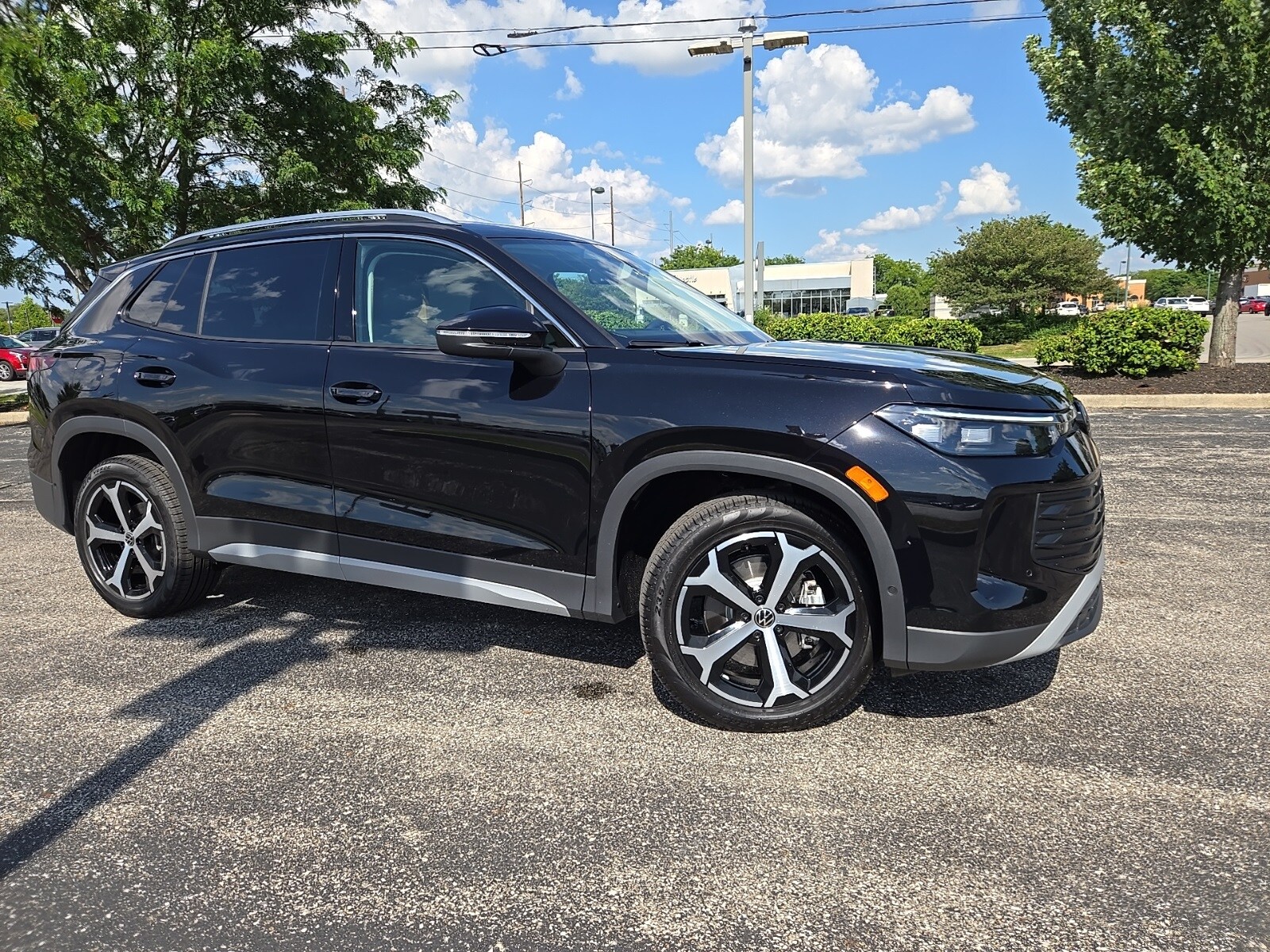 2025 Volkswagen Tiguan SE photo 2