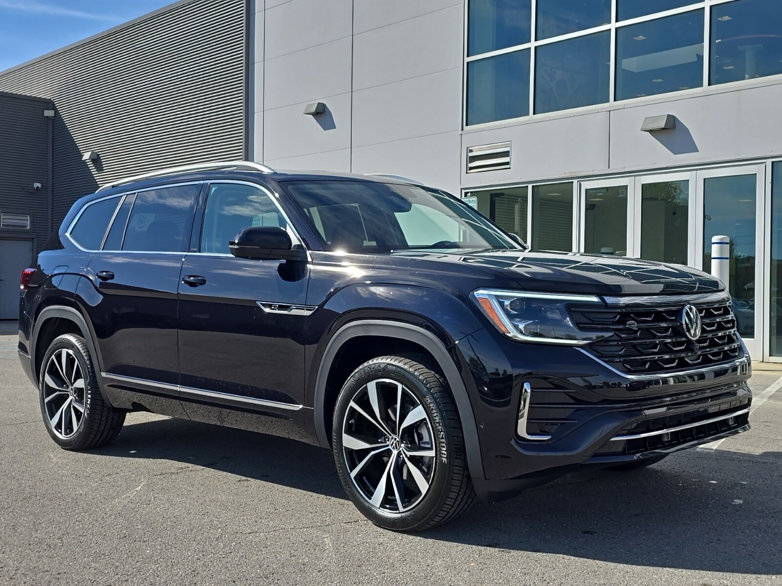 2026 Volkswagen Atlas SEL Premium R-Line photo 2