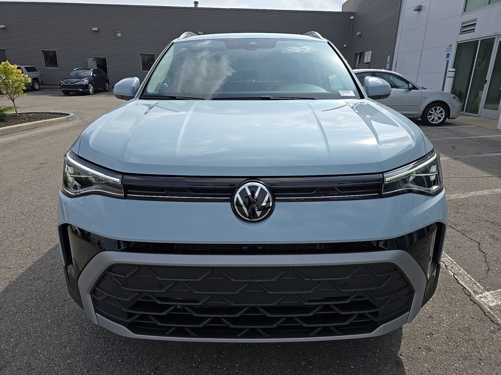 2025 Volkswagen Taos SE photo 4