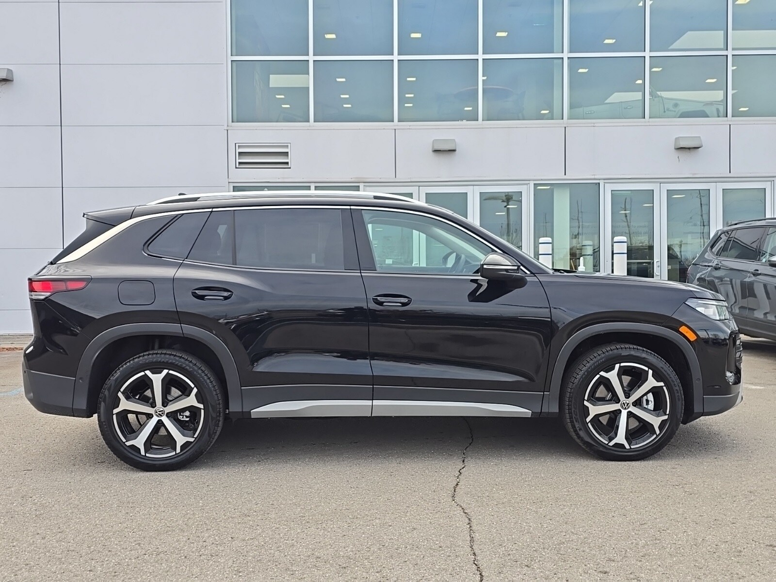 2026 Volkswagen Tiguan SE photo 4