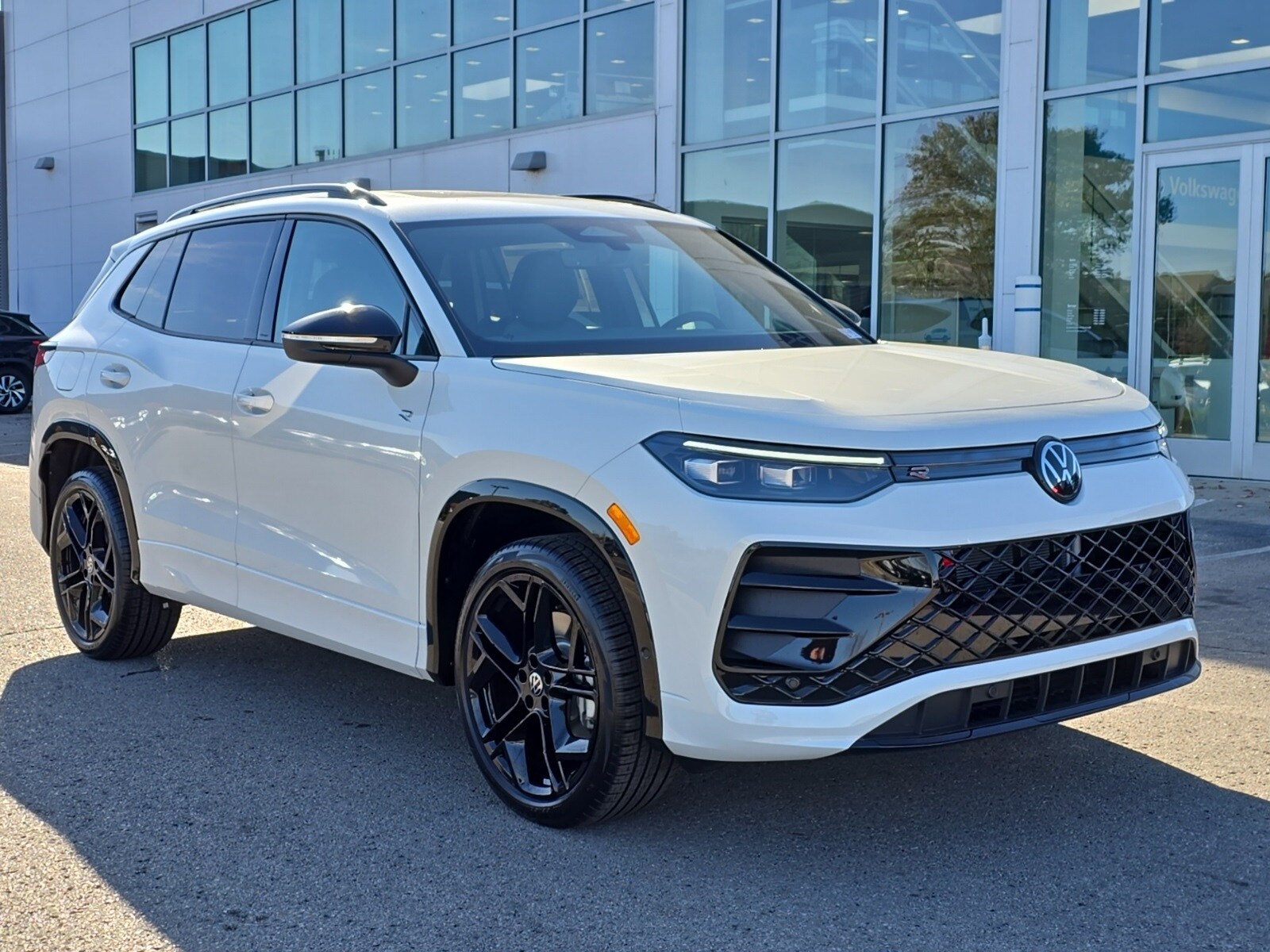 2026 Volkswagen Tiguan SE R-Line Black photo 3