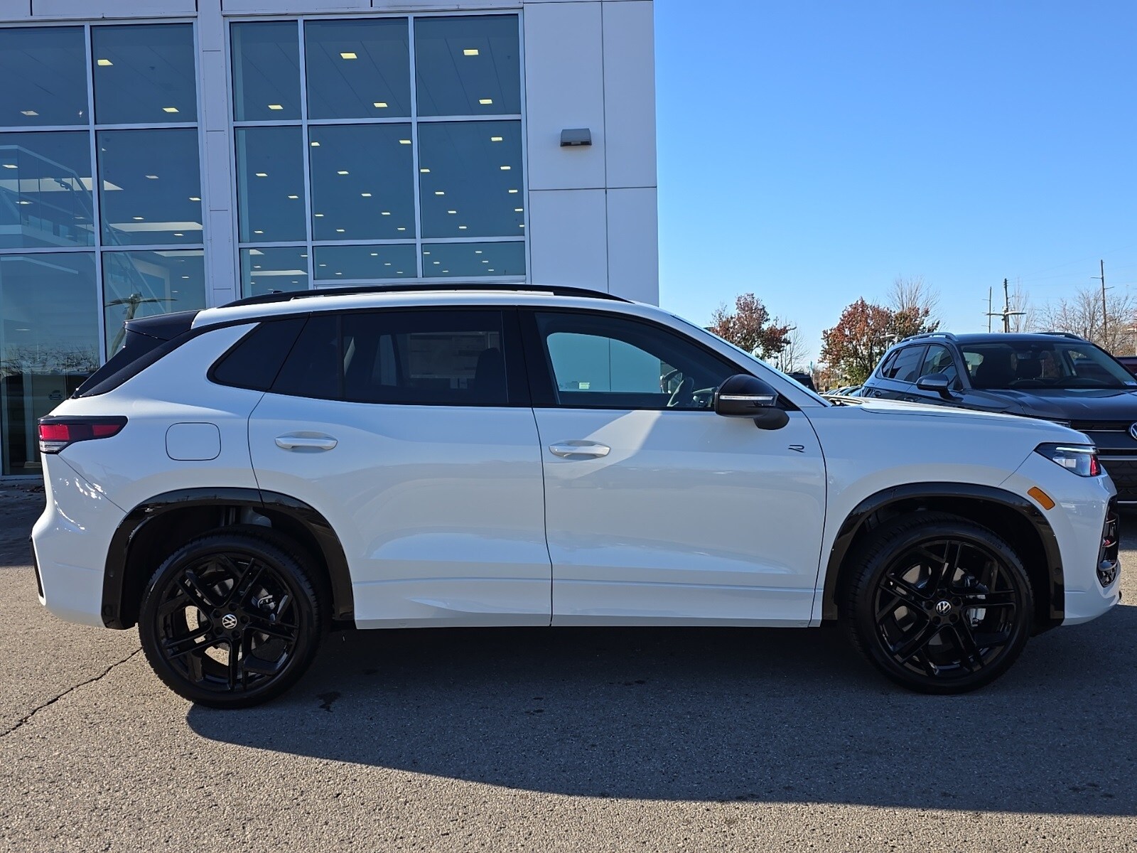 2026 Volkswagen Tiguan SE R-Line Black photo 2
