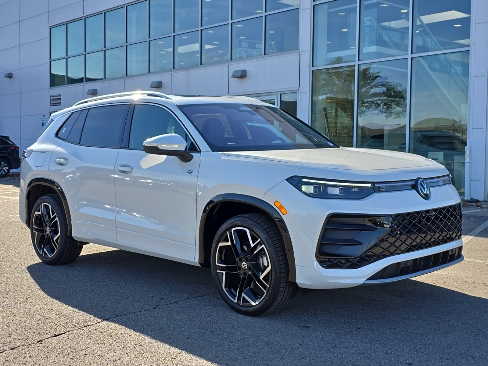 2025 Volkswagen Tiguan SEL R-Line Black photo 2