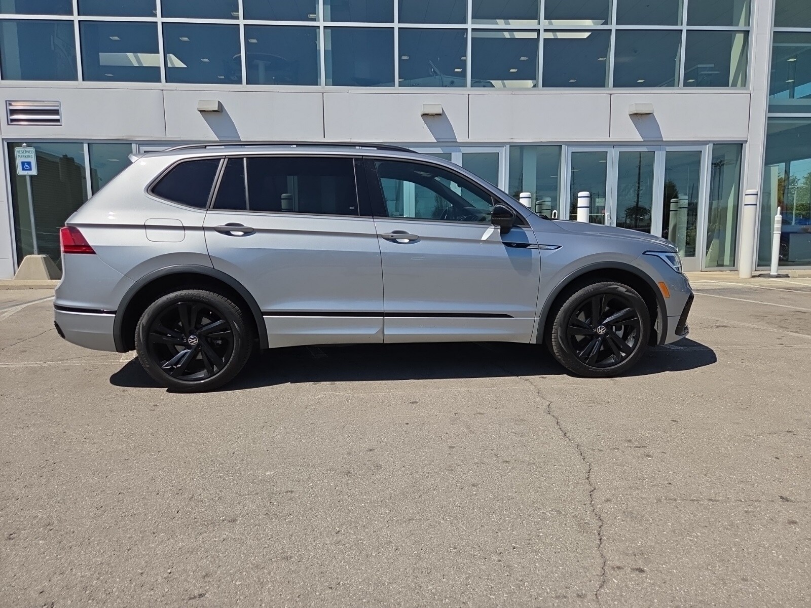 2024 Volkswagen Tiguan SE R-Line Black photo 2