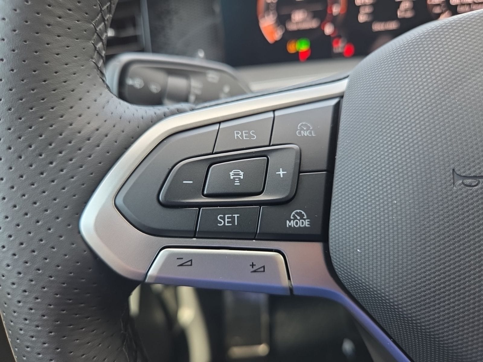 2026 Volkswagen Tiguan SE R-LINE BLACK - Photo 26