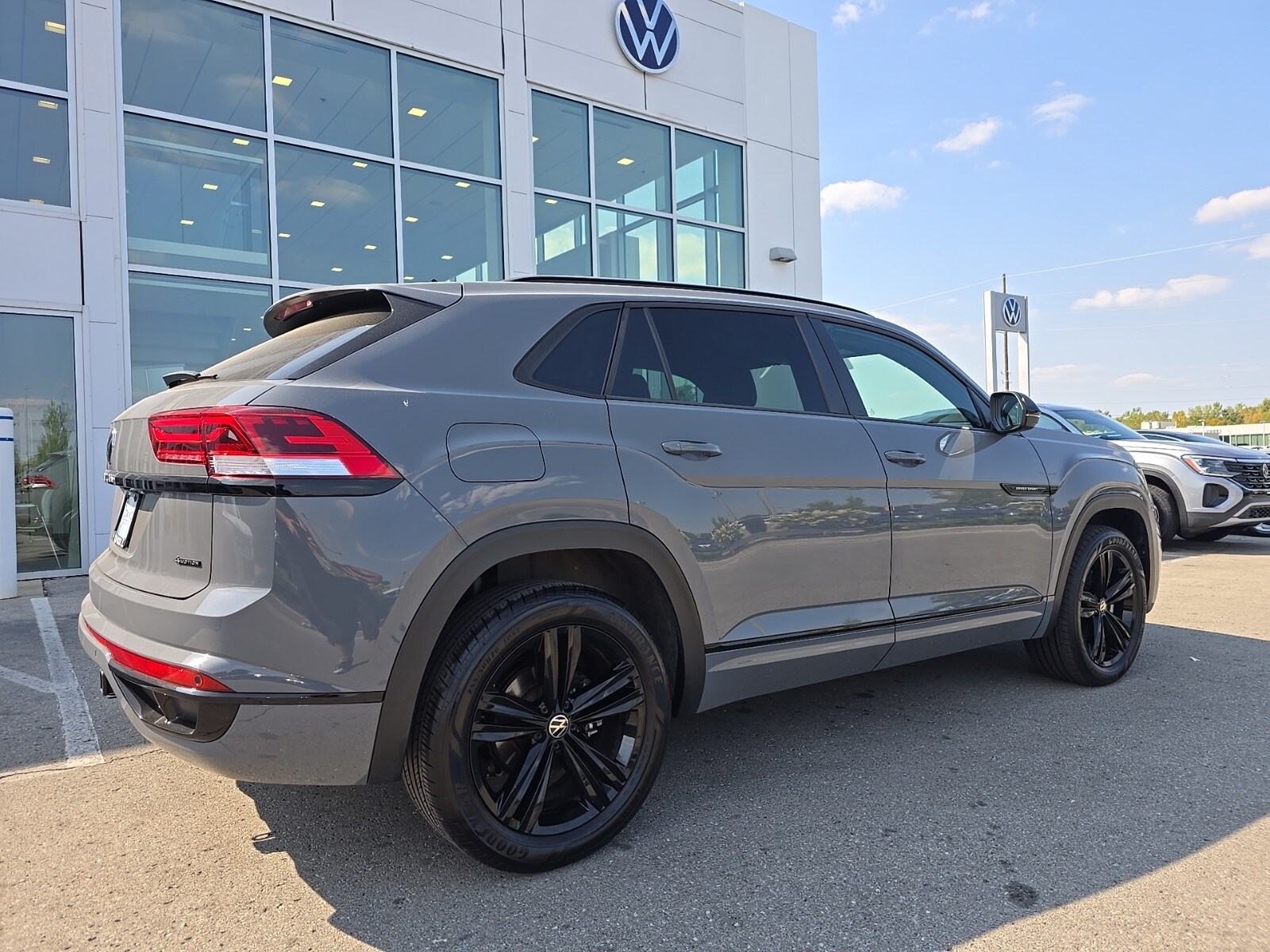 2023 Volkswagen Atlas Cross Sport V6 SEL R-Line photo 2