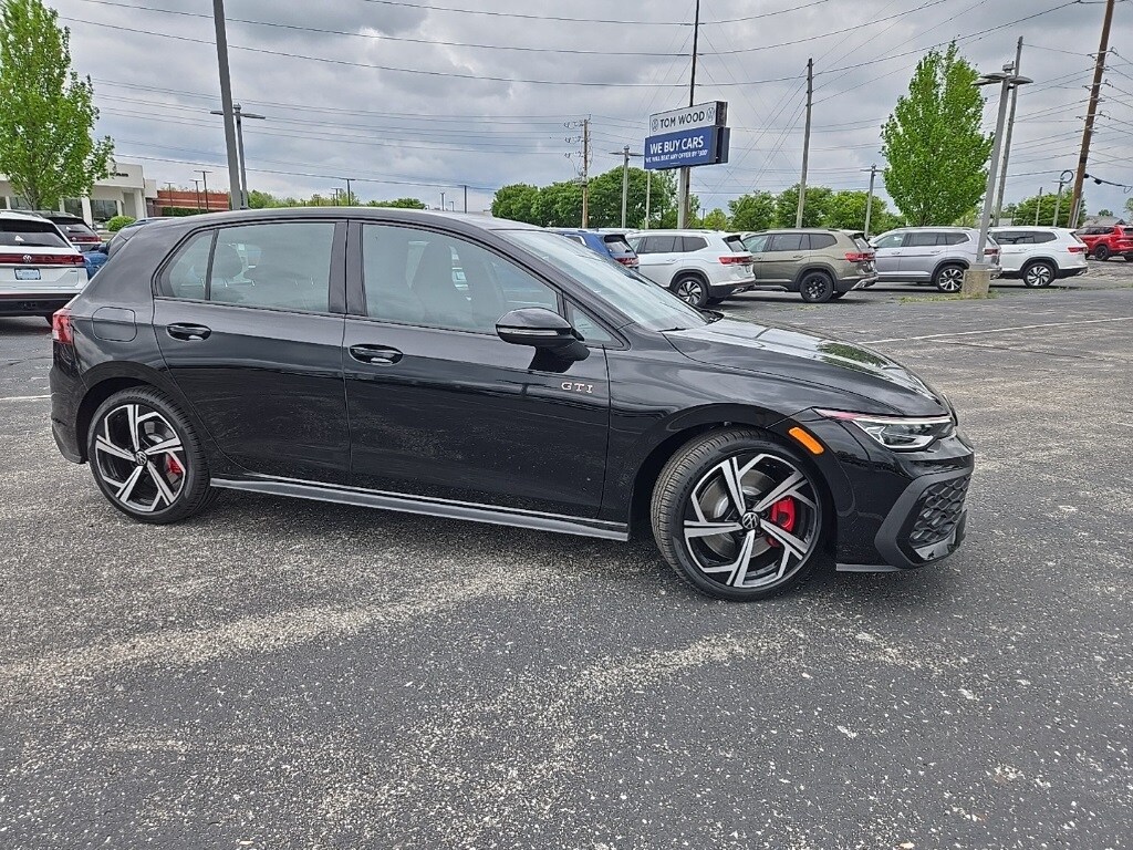 2025 Volkswagen Golf GTI SE photo 3