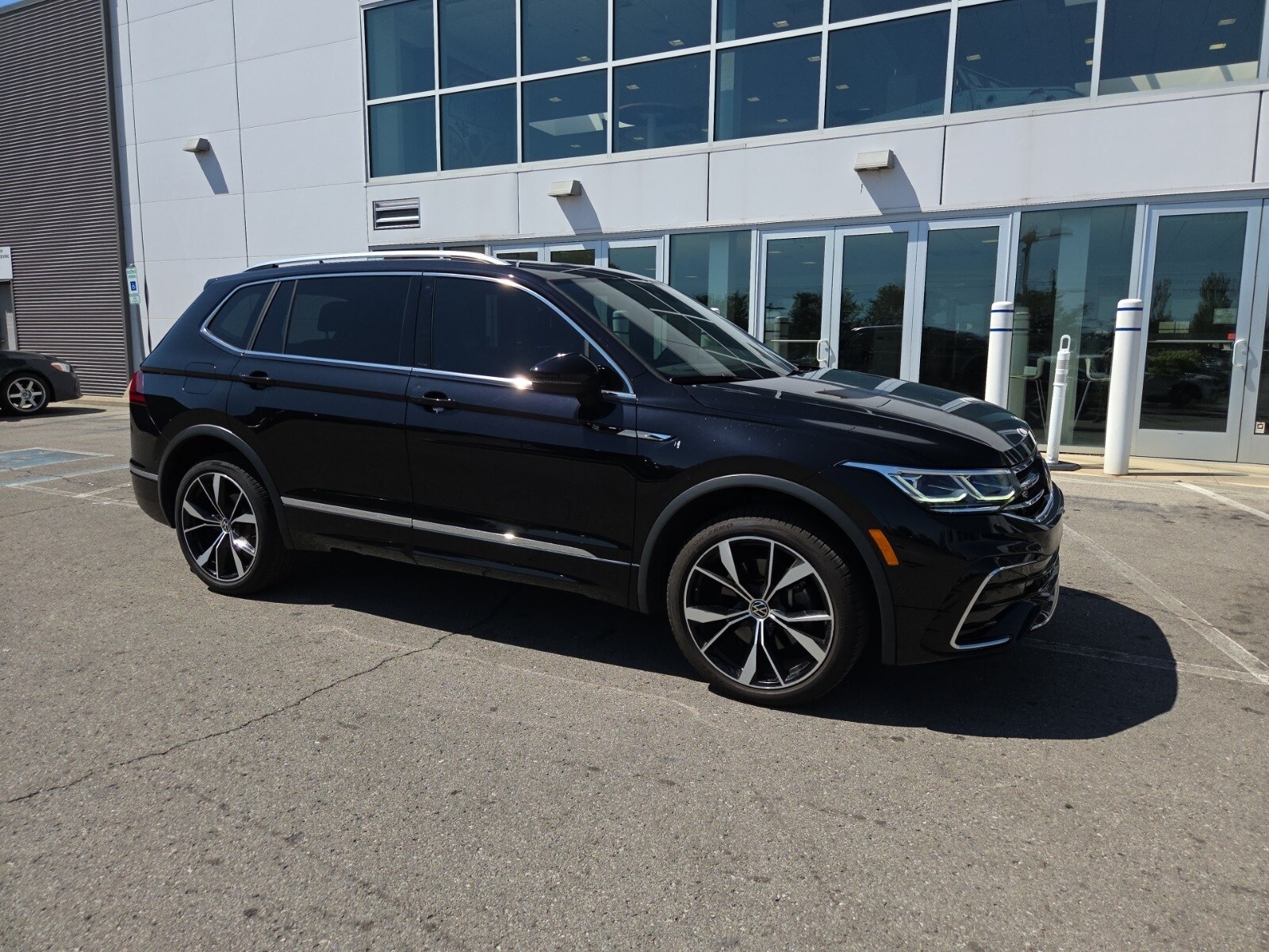 2023 Volkswagen Tiguan SEL R-Line Black photo 3